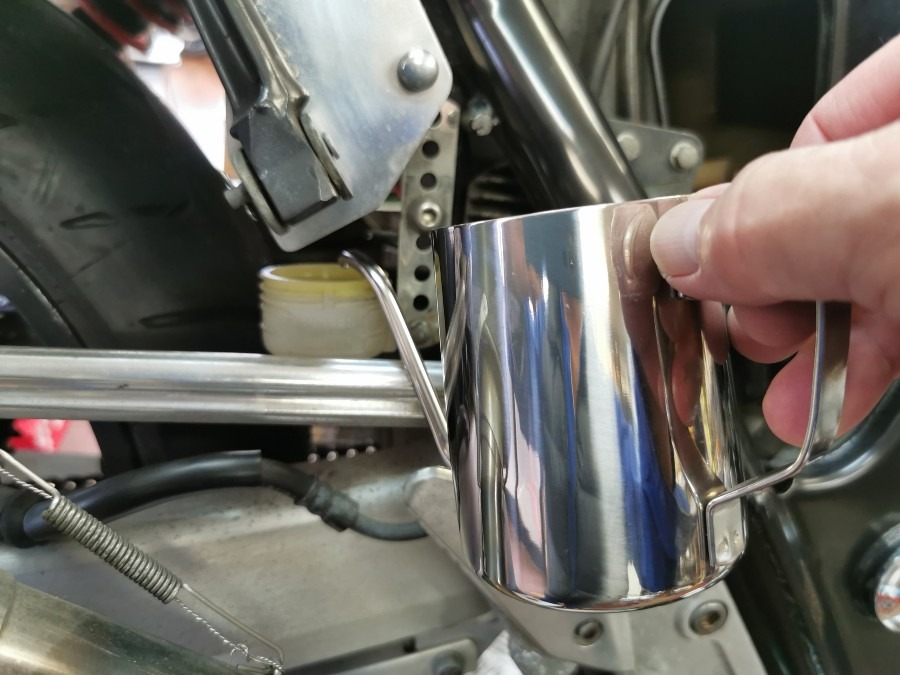 ブレーキオイルをドリップポットで